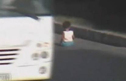 Beba puzala po cesti, oko nje jurili kamioni i busevi