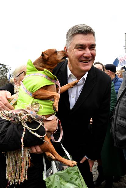 FOTO Milanovića oduševio psić u Čakovcu, liznuo ga je po licu