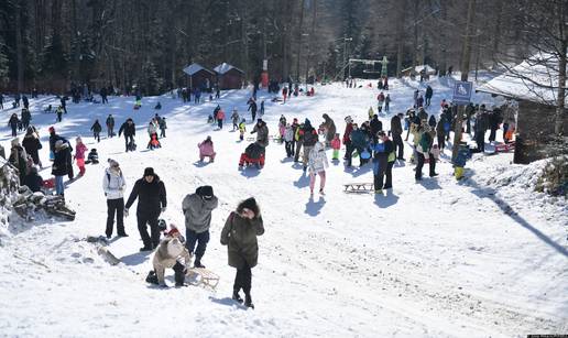 FOTO Zimska idila na Sljemenu: I mali i veliki uživaju u snijegu