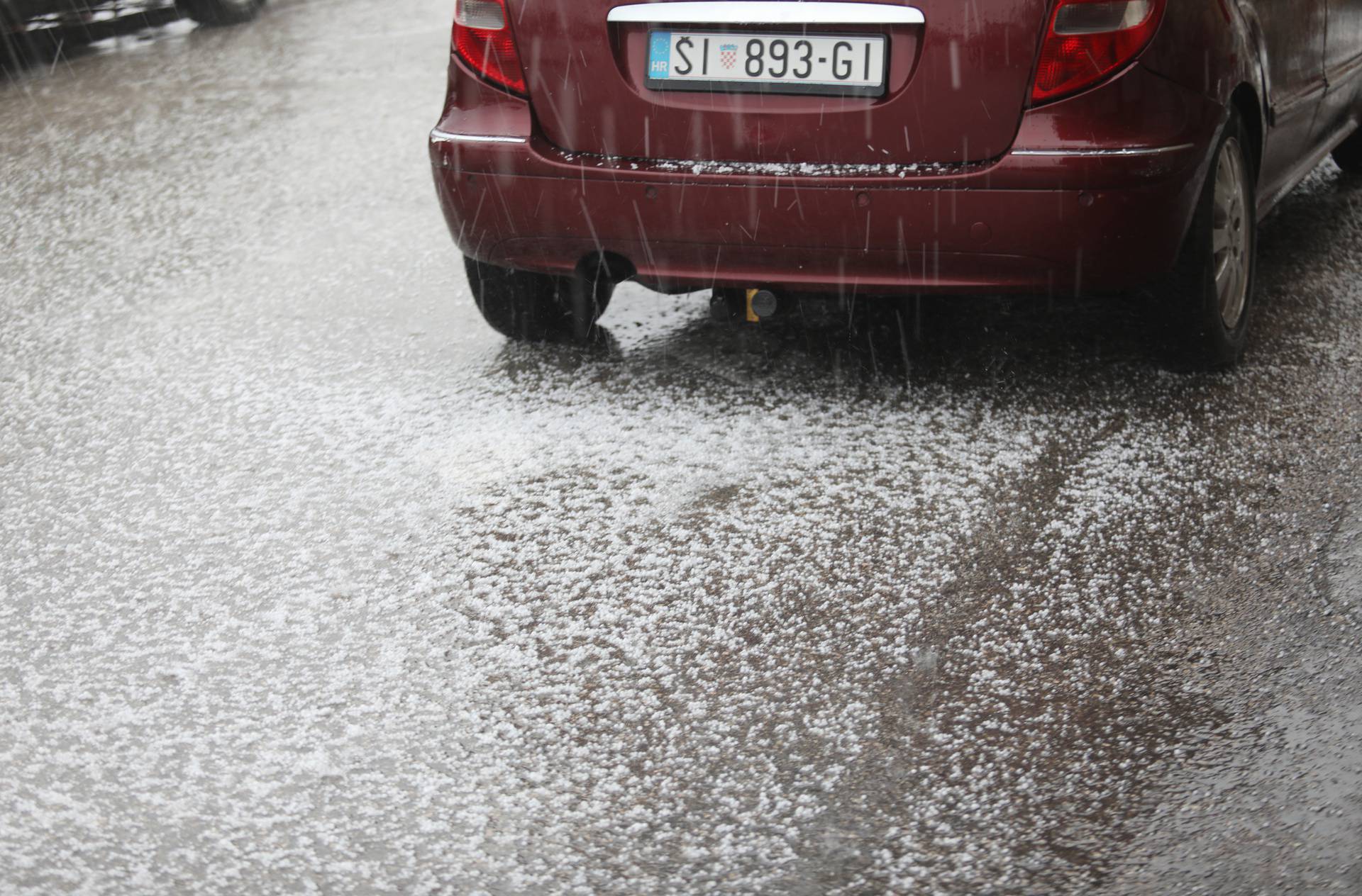 Jaka tuča iznenadila je Šibenik i okolicu