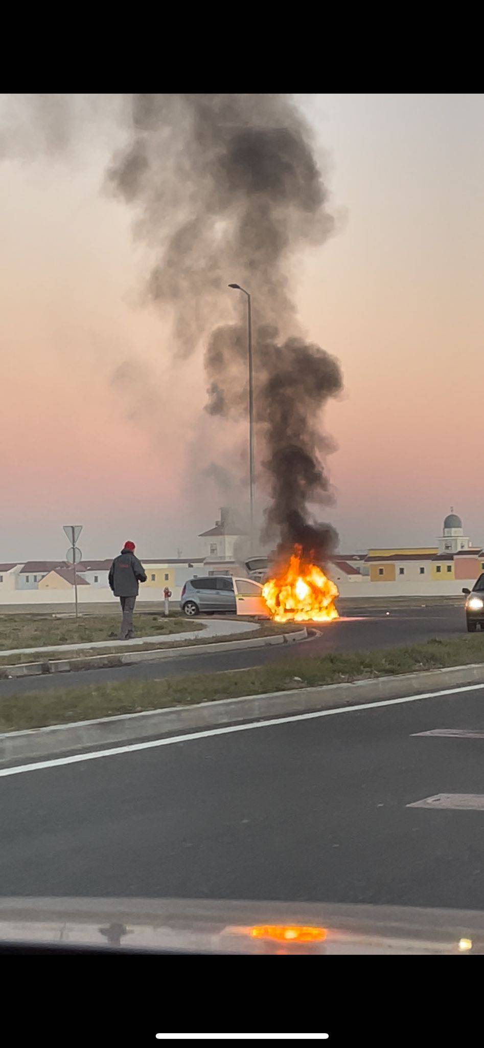 VIDEO: Zapalio se auto kod Ikee, ostala je samo olupina