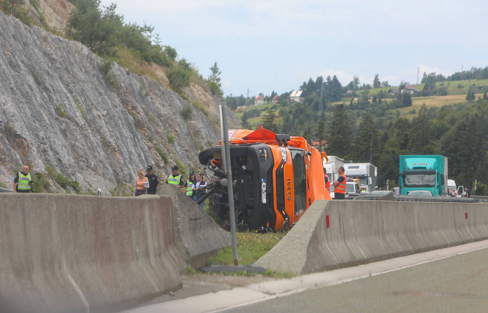 Fotografije s autoceste: Kamion udario dva radnika HAC-a u zaustavnoj traci, poginuli su