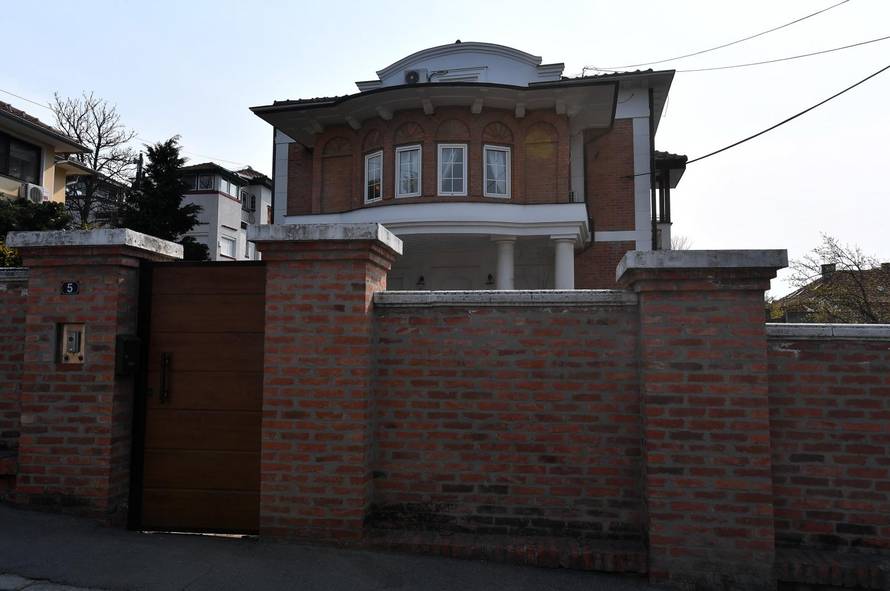 Bregović razgledava skupocjene nekretnine, ali po Beogradu se i dalje vozi u starom Trabantu