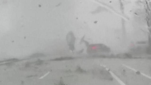 Dramatičan trenutak u kojem tornado podiže dva auta u zrak