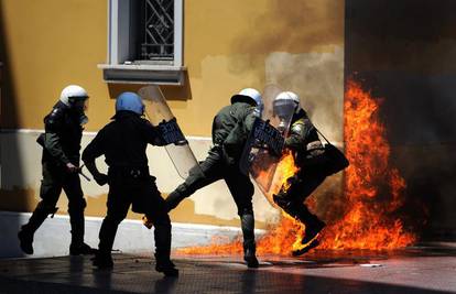 Policiju u Ateni gađali su Molotovljevim koktelima