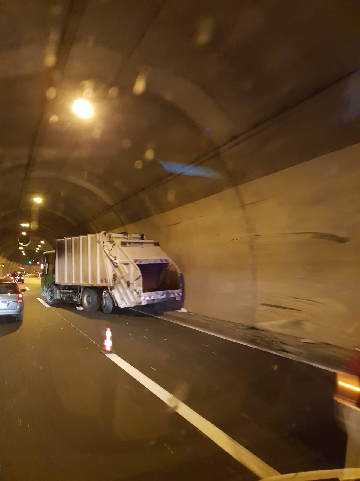 U tunelu na A1 prevrnulo se teretno vozilo, vozač ozlijeđen