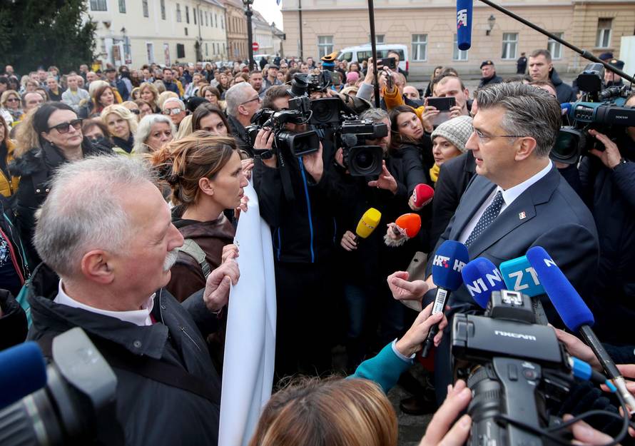 Zagreb: Premijer Andrej Plenković ispred prosvjednika na Trgu svetog Marka