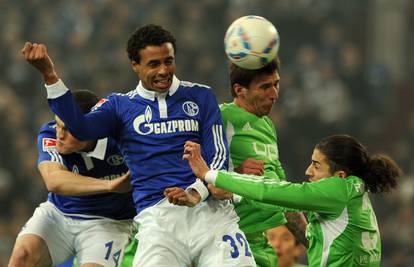 Schalke utrpao četiri komada 'vukovima', Raul zabio 400. gol