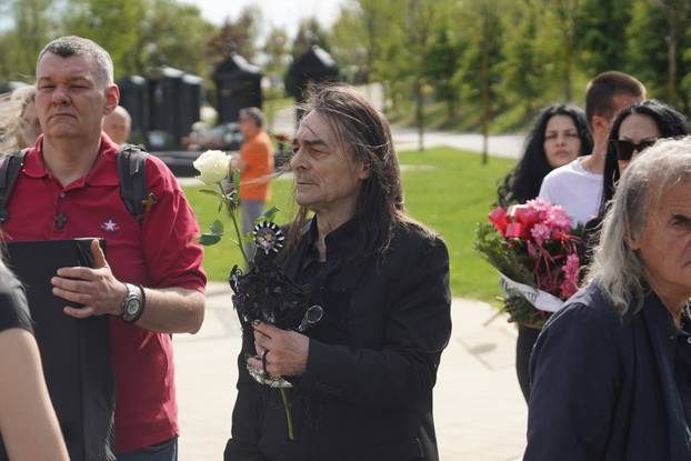 Beograd: Dado Topić s bijelom ružom oprostio se od Slađane Milošević