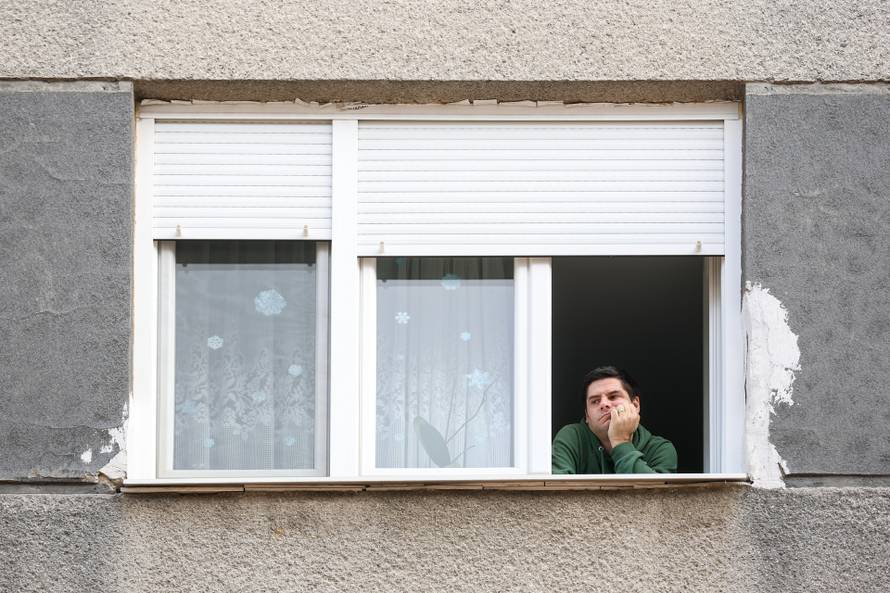 Prosvjednici  su stigli pred stan Tomislava Tomaševića i najavili  da će pjevati Thompsonove pjesme 