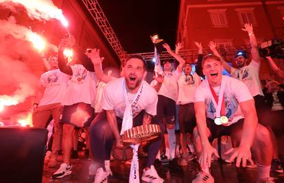 Doček Riječana na Korzu: Igrači proslavili dvostruku krunu uz hit Marka Perkovića Thompsona