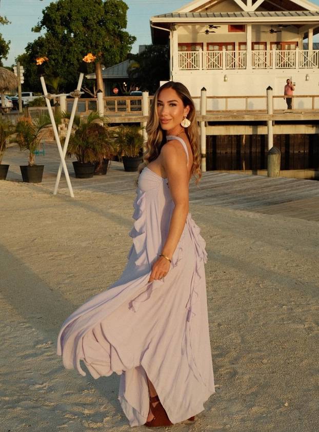 FOTO Alena je ponosna na svoju savršenu stražnjicu! Pokazuje ju stalno i iz svih kuteva...