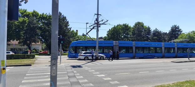 Pogledajte kaos na Jarunu gdje je tramvaj iskočio iz tračnica. Zabio se u policijski automobil