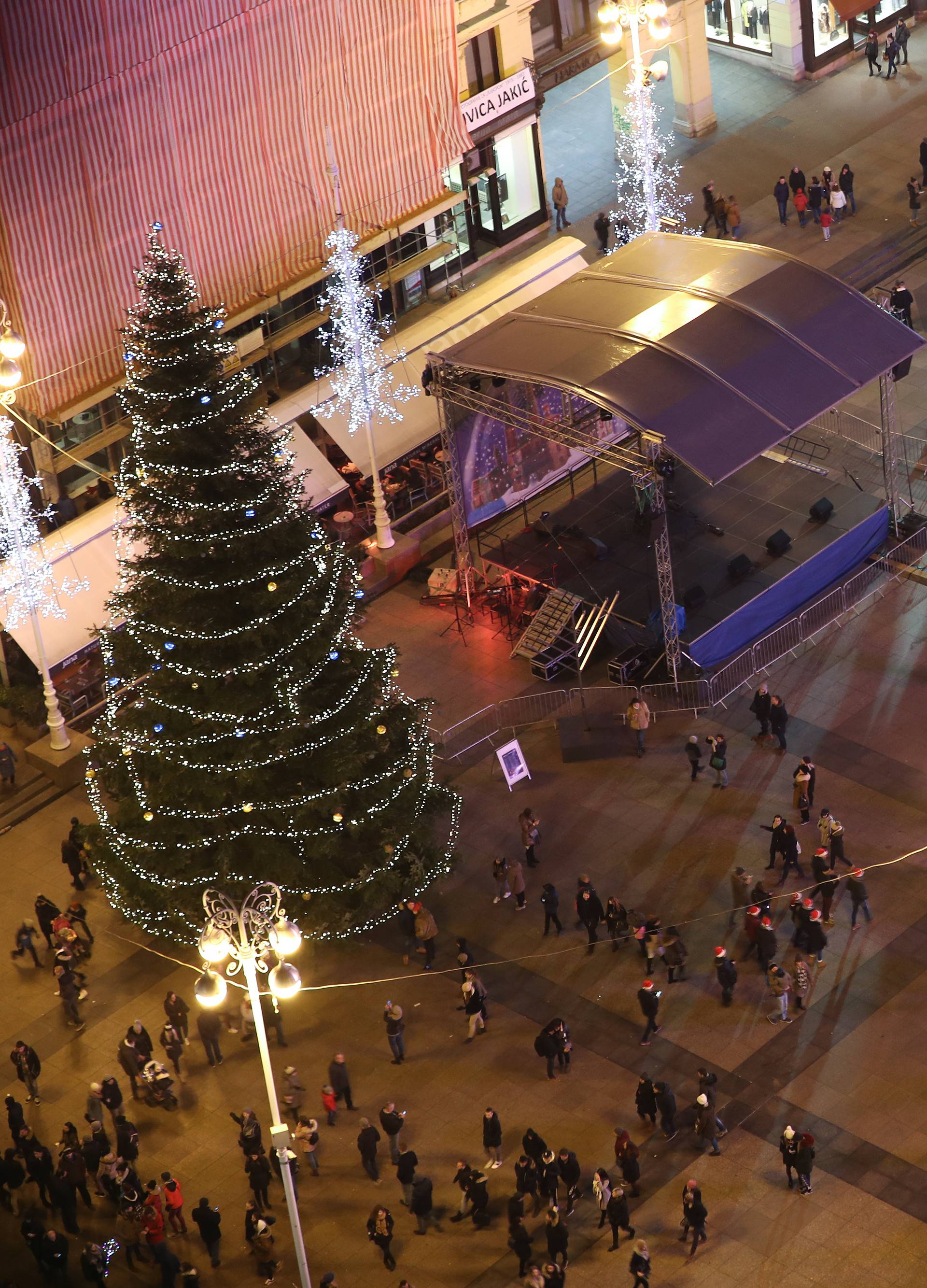 Počeo Advent u Zagrebu: Prva svijeća svijetli na glavnom trgu