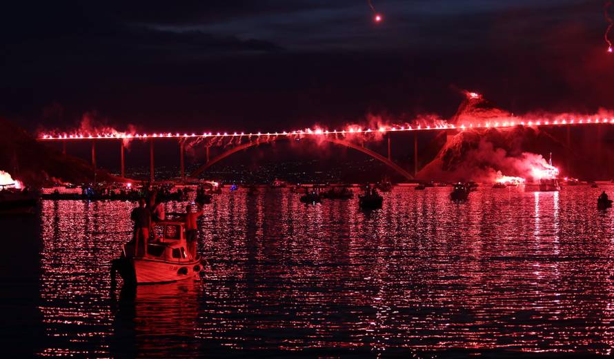 Pogledajte spektakl Armade za Oluju! Obasjali cijeli Krčki most