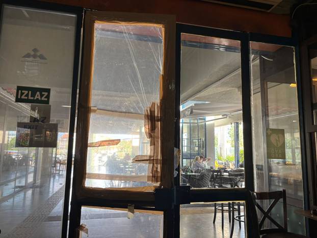 FOTO Autobusni kolodvor se raspada! Među putnike pala staklena stijenka, evo fotki