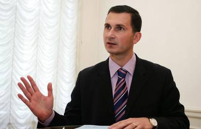 Ministar Primorac u žurbi ostavio aktovku u Saboru