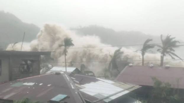 Strong waves caused by Super Typhoon Typhoon Fung-wong crash near a residential area in Sicmil, Gigmoto
