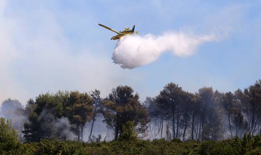 Opet gori šuma u blizini Ciste Provo, vatru gase dva kanadera