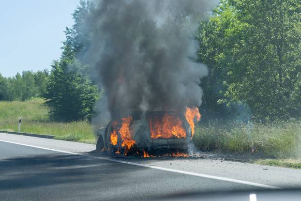 Vukova Gorica: Osobni automobil gori na A1