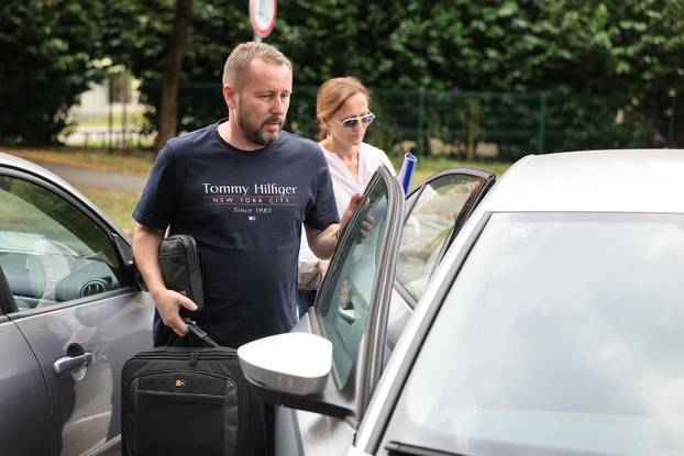 Zagreb: USKOK-ovi istražitelji izlaze iz prostorija HOO-a