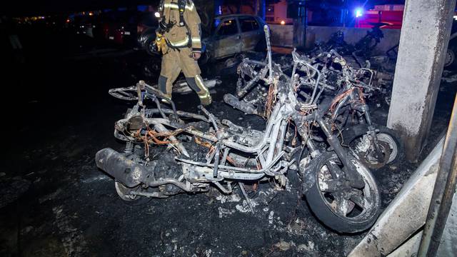 Split: U garaži na Pujankama izgorjelo nekoliko motocikala i automobila