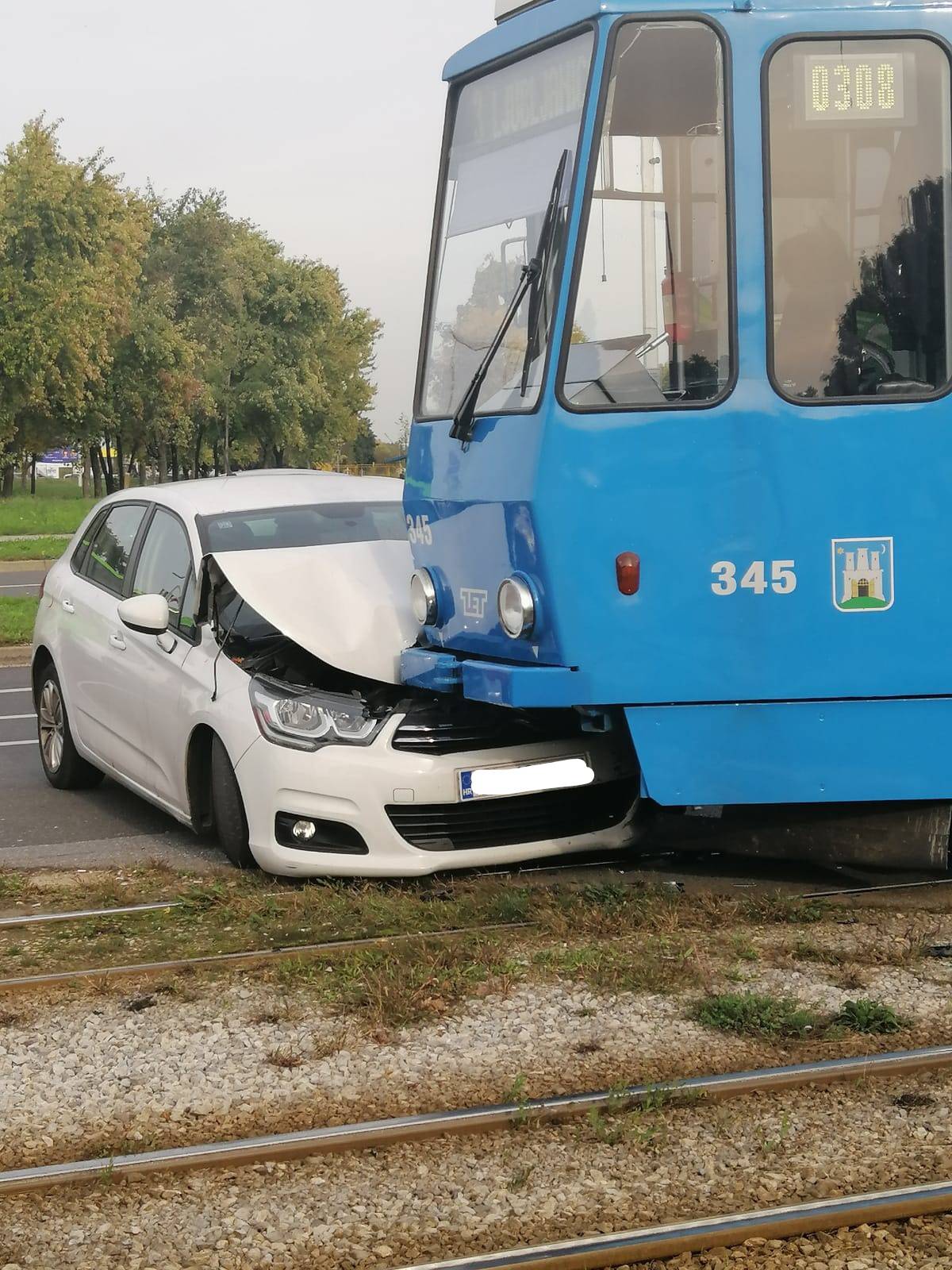 Autom podletio pod tramvaj, u Zagrebu nastala velika gužva