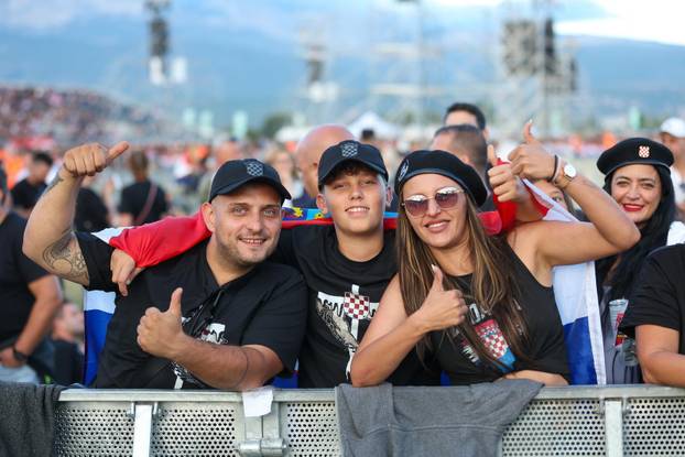 Sinj: Thompsonovi obožavatelji čekaju početak koncerta na hipodromu