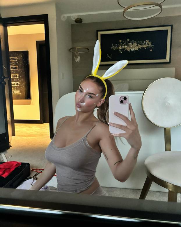 FOTO Bujna kći legende Uniteda provocira oskudnim izdanjima