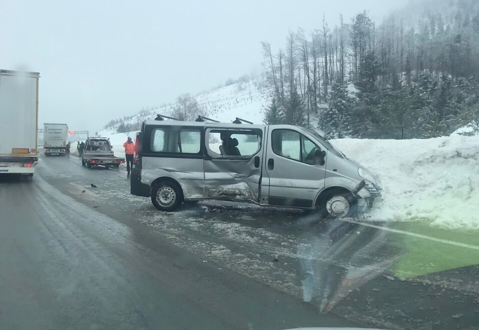 Sudarili su se kombi i teretno vozilo na A6: Dvoje ozlijeđeno