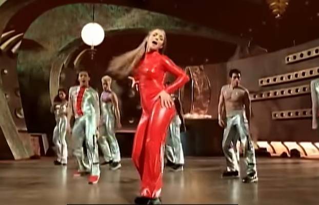 Pjevačica Colonije digla nogu u vis poput Lepe Brene: Ove dame su taj potez učinile legendarnim