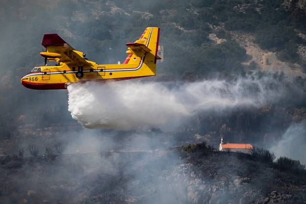 Kaštela: Požar u Sućurcu