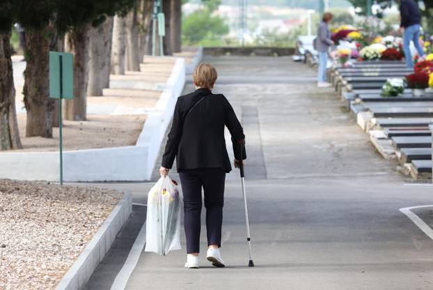 Šibenik: Na blagdan Svih svetih gra?ani posje?uju grobove svojih najmilijih