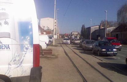Policajac parkirao auto na pruzi i zaustavio tramvaj