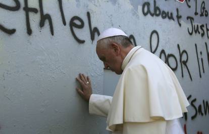 Papa Franjo neplanirano se zaustavio ispred zida i molio