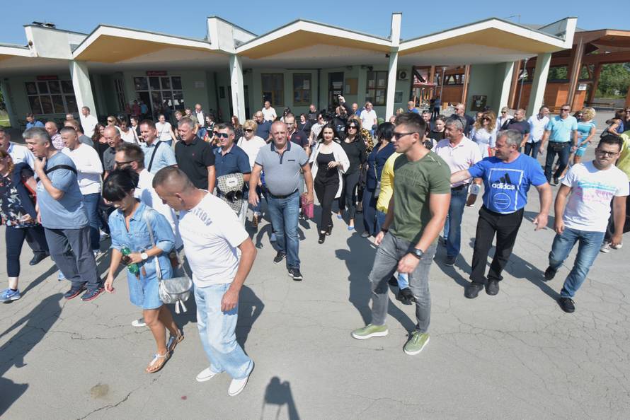 GospiÄ: Äetiri autobusa Älanova HDZ-a krenulo je za Zagreb na sastanak s premijerom