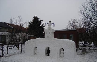 Osijek: Ulaz u snježni dvorac sada brani vojska snjegovića