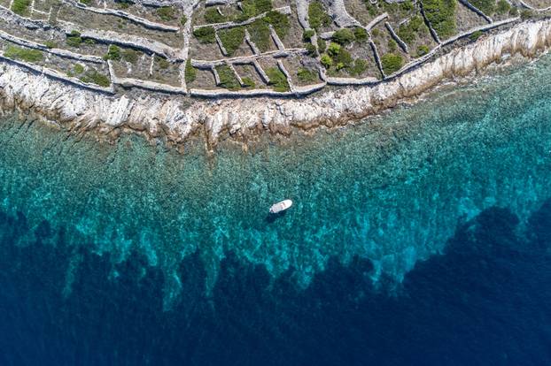 Otok Bavljenac izgleda kao divovski otisak prsta i nezaobilazna je atrakcija u šibenskom arhipelagu
