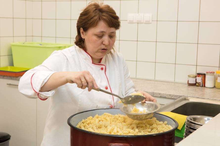 'Djeci u školi treba ručak, dajte nam da zaposlimo kuharice...’