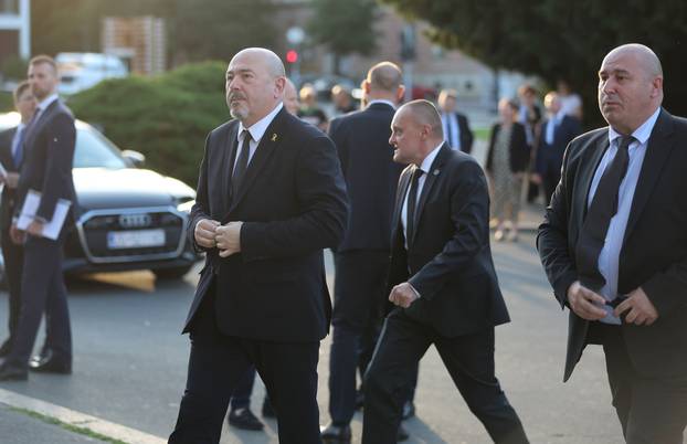 Zagreb: Dolazak uzvanika na svečani koncert u HNK