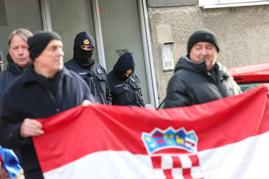 Prosvjednici  su stigli pred stan Tomislava Tomaševića i najavili  da će pjevati Thompsonove pjesme 