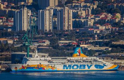 Prema Splitu krenuo tegljač koji će otegliti brod s azbestom