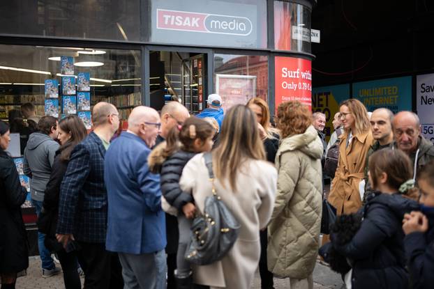 Zagreb: Članovi benda Novi fosili potpisivali svoju novu knjigu te se družili s obožavateljima