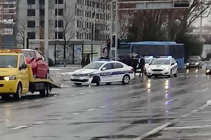 Udario je u policijski auto s upaljenim sirenama i rotirkama