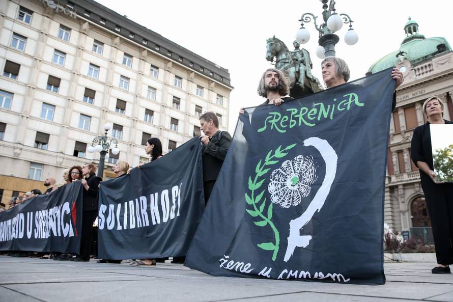 Beograd: Povodom 30. godišnjice genocida u Srebrenici, Žene u crnom organizirale su stajanje u crnini i šutnju na Trgu Republike
