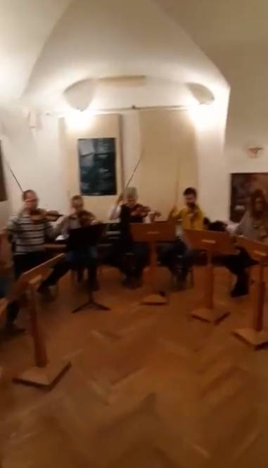 Zagrebački solisti zasvirali su za zaljubljene poznatu skladbu