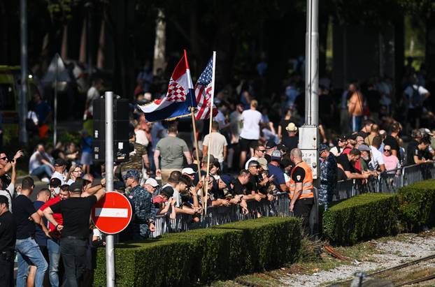 Zagreb: Građani s raznih lokacija prate vojni mimohod