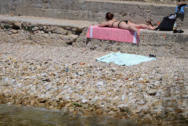 Zadar: Visoke temperature u Zadru, građani potražili osvježenje na plaži