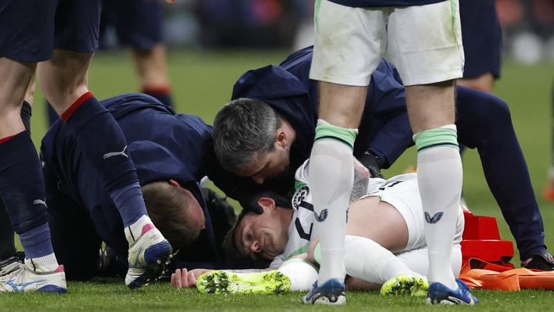 VIDEO Užasne scene u Pragu. Irac ostao ležati na travnjaku, na nosilima je napustio teren