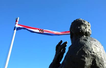 Ova proslava Oluje ipak je veći korak za HDZ, nego za Hrvatsku